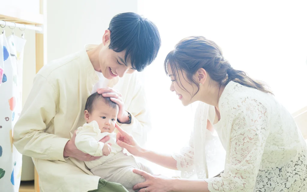 積み木で遊ぶ子どもと親